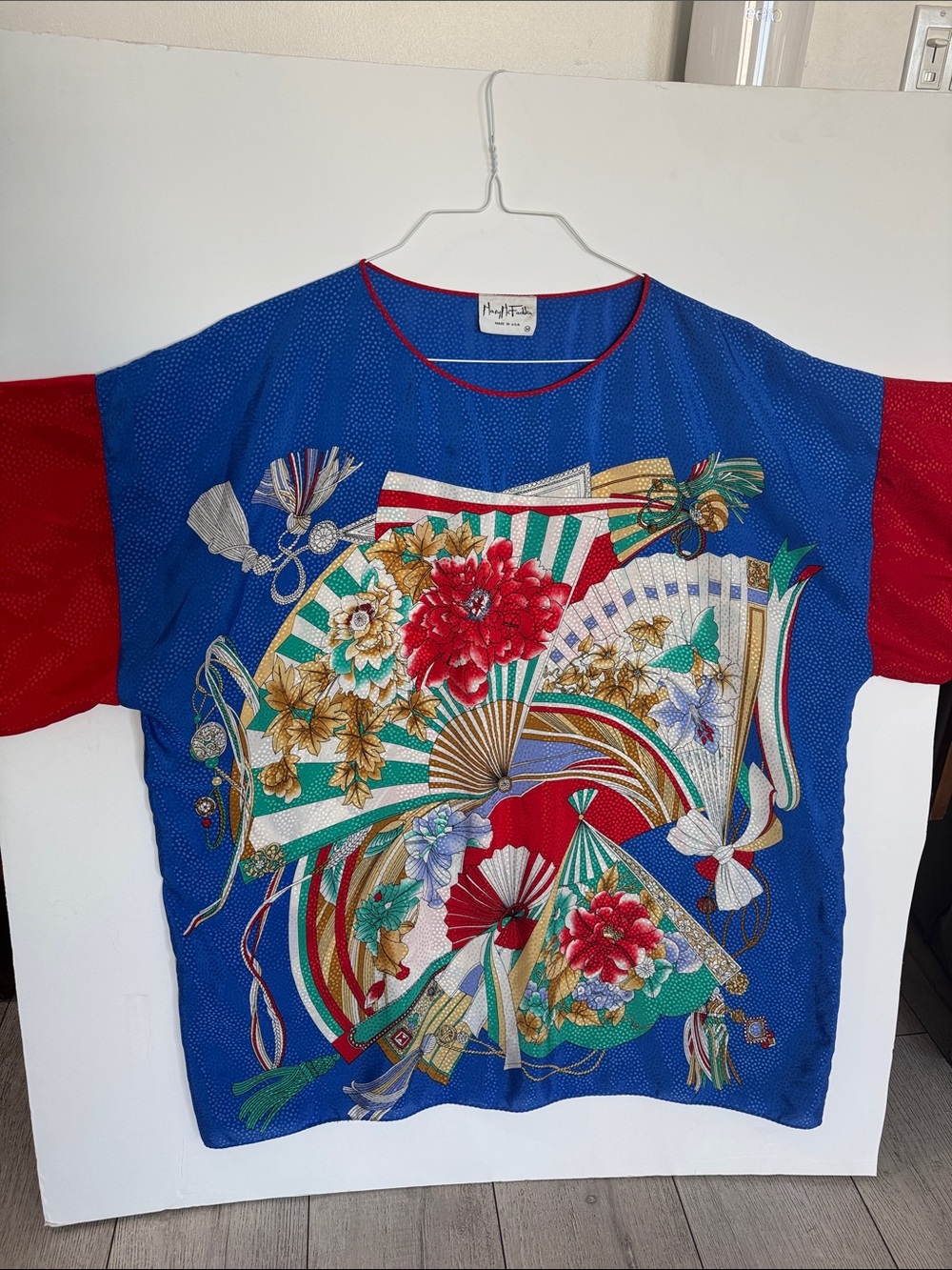 Vintage Vibrant Blue Floral Fan Print Top with Red Sleeves